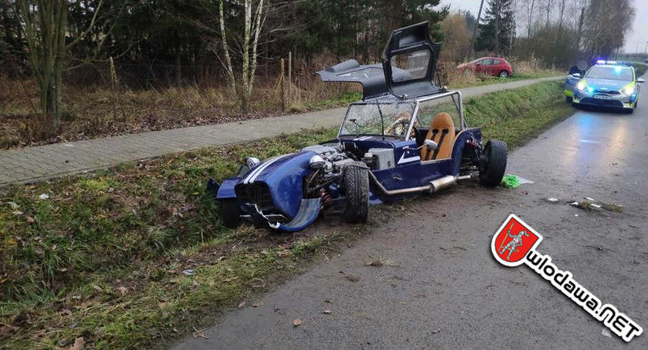 112-Sportowy-Bolid-o6-rano-konczy-wyscig-w-przydrożnym-rowie-we-wsi-Nadrybie