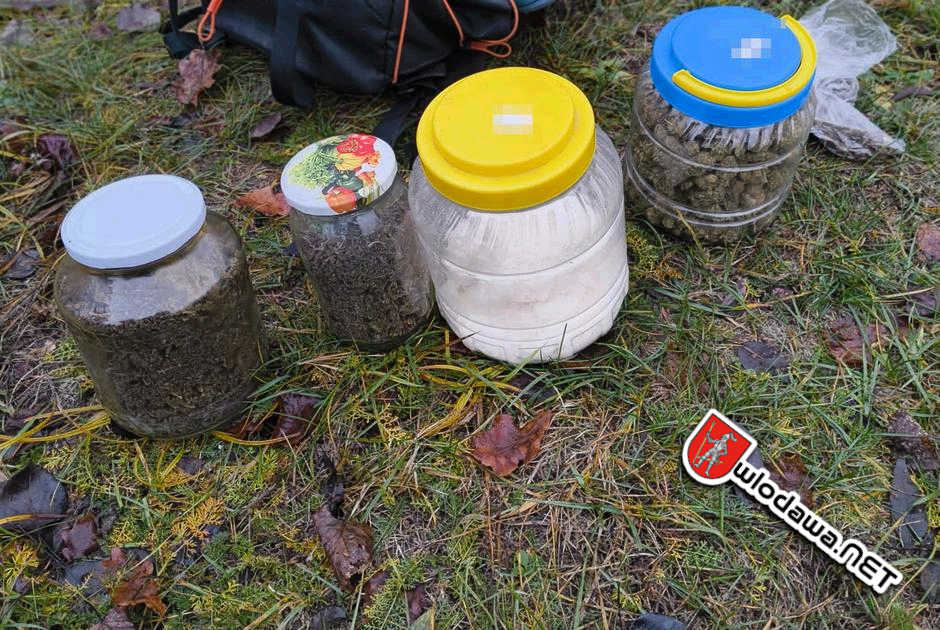 Włodawa: Spiżarnia dilera a w niej 4 słoiki po ogórkach które pomieściły 1500 porcji narkotyków Wydarzenia z miasta Włodawy powiat włodawskiego i gminy Włodawa oraz Polesie Zachodnie na Sygnale i 24 na dobę