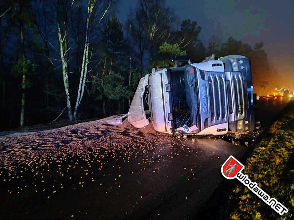 Włodawa na sygnale: Wywrócony TIR zablokował drogę Włodawa - Chełm  Wydarzenia z miasta Włodawy powiat włodawskiego i gminy Włodawa oraz  Polesie Zachodnie na Sygnale i 24 na dobę