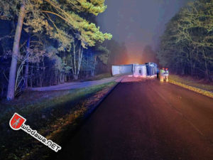 wlodawa-na-sygnale-wywrocony-tir-zablokowal-droge-wlodawa-chelm1