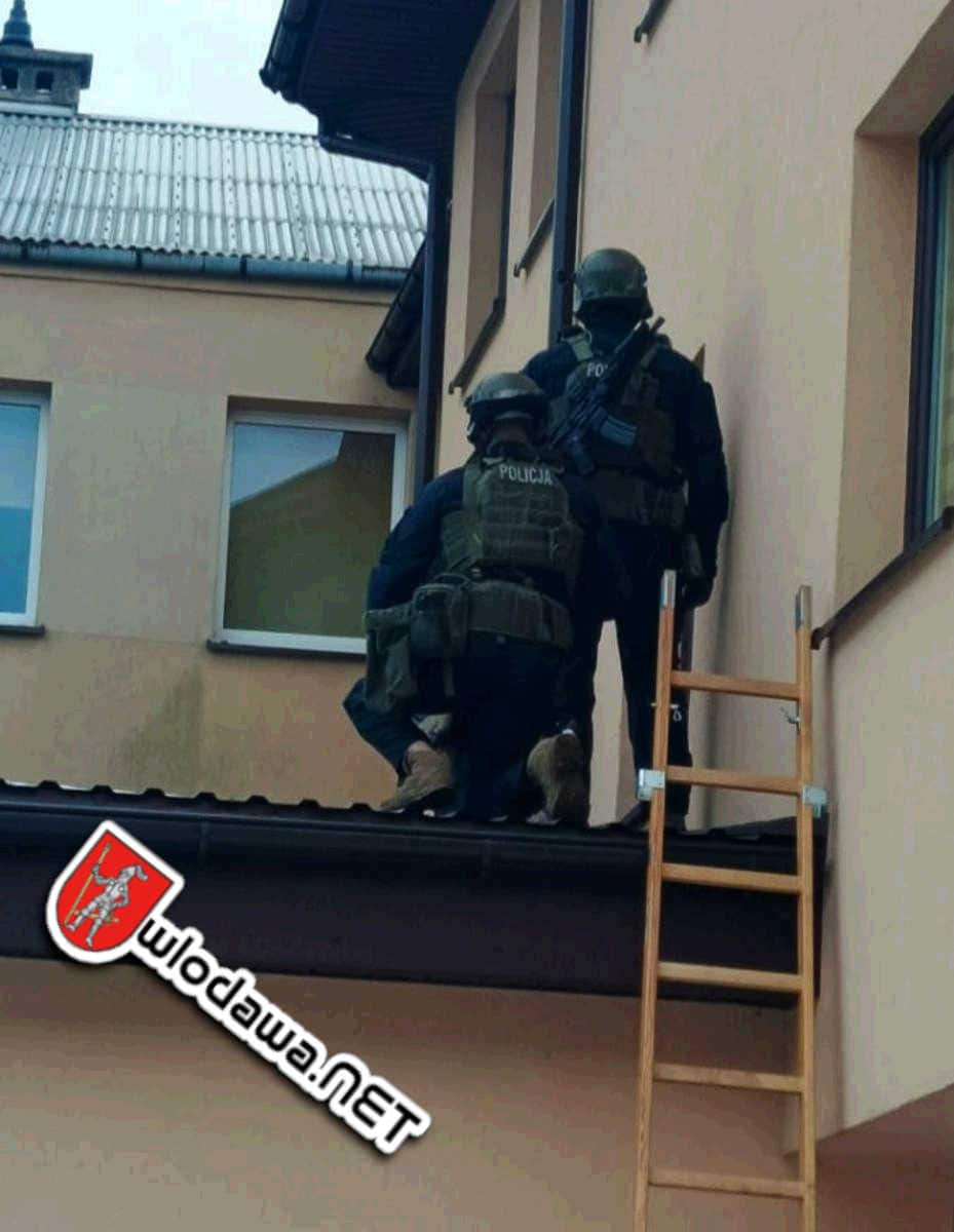 112-35-latek-grozil-matce-nozem-potem-barykada-antyterorysci-pod-oknem